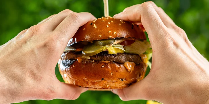 Pochutiť si môžete na Burger Classic s hovädzím mäsom a talianskou omáčkou, ktoré umne dopĺňa paradajka, mix šalátov a slanina. 