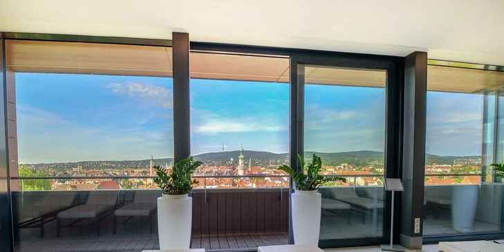 Po relaxaci si zajděte do nejvyššího patra hotelu do jedinečného Sky Wellness centra s panoramatickým výhledem na město.