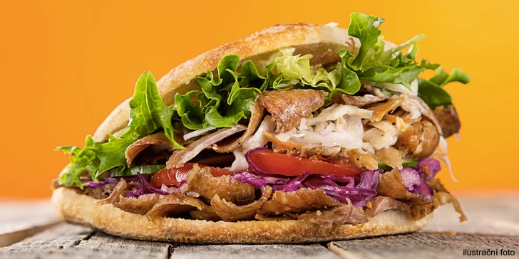 Kebab dle výběru v centru Prahy: kuřecí maso v tortille nebo s pita chlebem