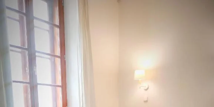 V ložnici je manželská postel, v obýváku rozkládací pohovka.