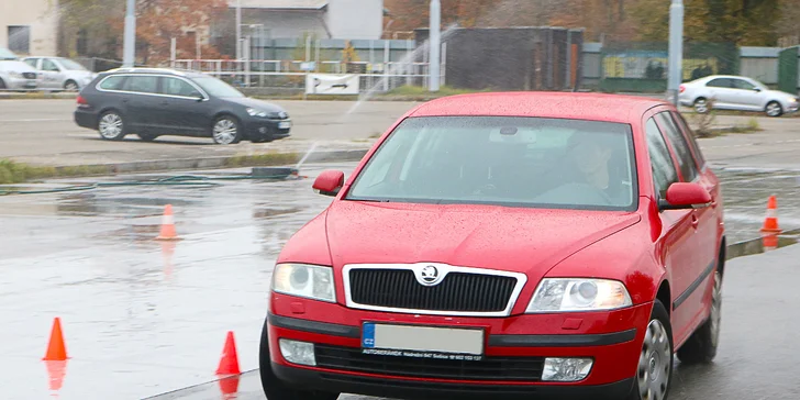 Vše budete trénovat ve vlastním autě – jedině tak zjistíte, jak se chová v krizových situacích a jak ho nejlépe dostanete pod kontrolu.