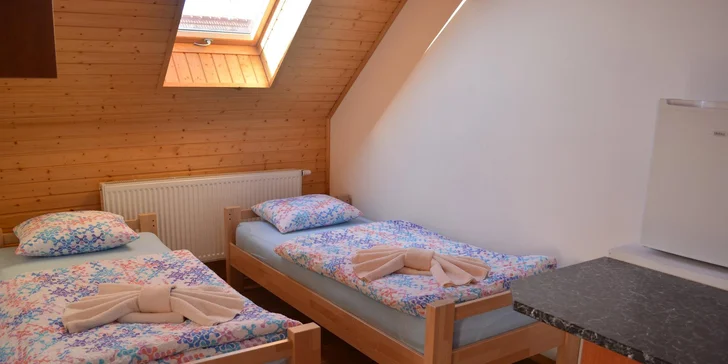 Ke každému pokoji patří vlastní koupelna. 