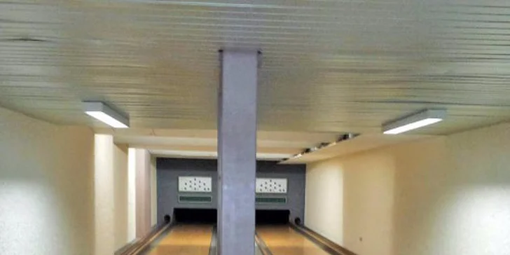 Za příplatek si v hotelu zahrajete i bowling. 