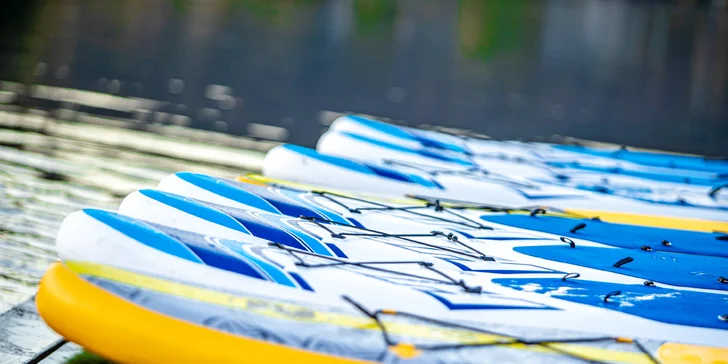 Stačí dorazit k Yolo Molo, kde vám padnoucí kajak nebo paddleboard vyberou.