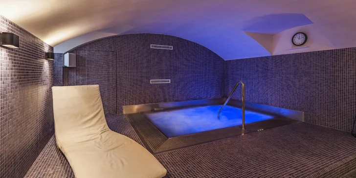 Relaxovat budete ve vířivce, která bude jen a jen vaše.