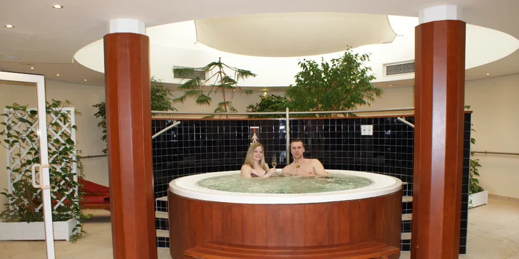 Jemně vás namasírují bublinky whirlpoolu. 