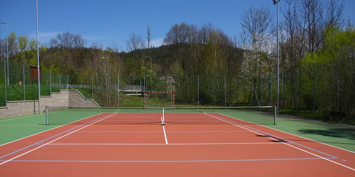 Hodinu si tu zahrajete tenis, fotbal, nohejbal nebo třeba vybíjenou uprostřed beskydské přírody. 