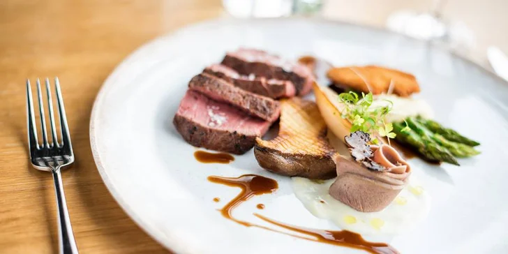 Pokud zvolíte polopenzi, budete mít kredit ve výši 100 PLN/osoba/noc, který využijete ve kterékoli hotelové restauraci či baru.