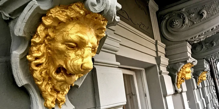 Dům byl postavený koncem 19. století v klasicistním stylu s velmi zdobnými fasádními i interiérovými prvky, je inspirovaný světoznámým českým malířem Alfonsem Muchou a zároveň vám nabídne veškeré pohodlí a moderní vymoženosti.