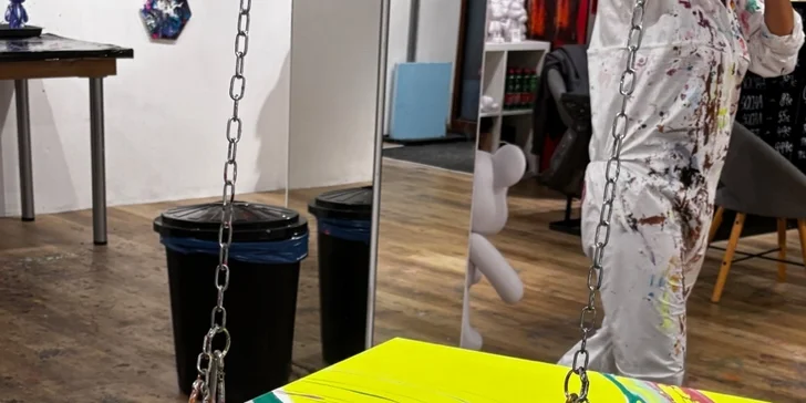 Počas tvorenia budete mať oblečený ochranný oblek