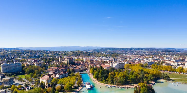 Annecy je nádherné romantické městečko na břehu stejnojmenného jezera.