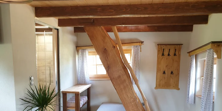 Obývací pokoj je propojený s kuchyňským koutem, dá se z něj vyjít i na terasu. 