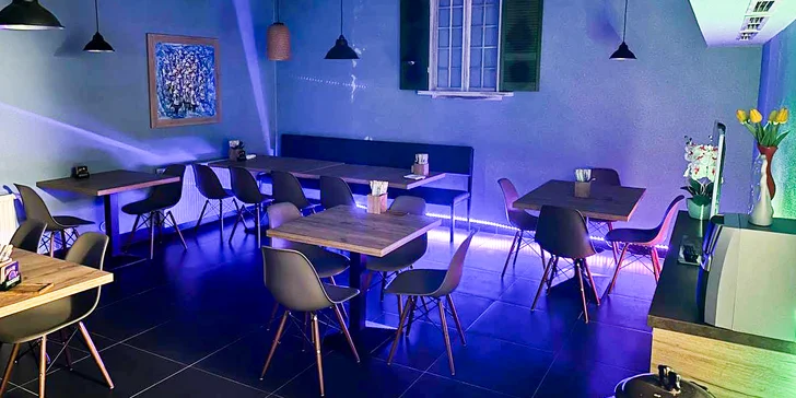 Na výběr máte šest menu, pochutnáte si na 8–54 kouscích s lososem, tuňákem, krevetami, avokádem i okurkou.