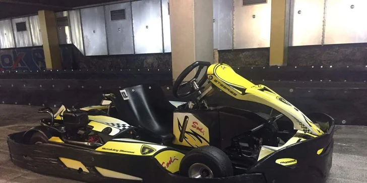 V depu už netrpělivě vrní 6 nedočkavých motokár.