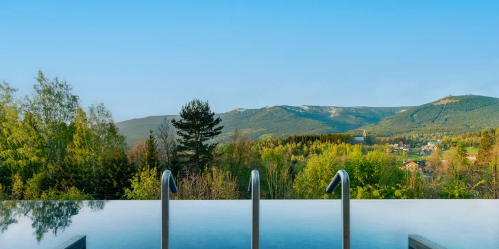 K vášmu hotelu patrí vonkajší infinity bazén, do ktorého môžu len dospelí.