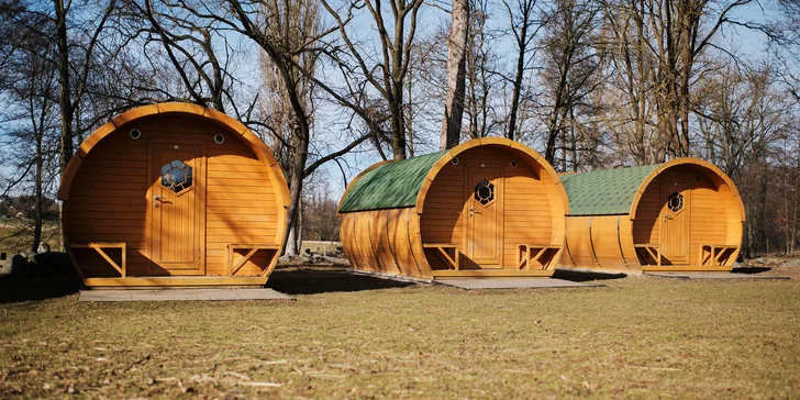 Viking Salaš jsou tři sudy umístěné v chládku pod topoly a k jejich vybavení patří předzahrádka s posezením. 