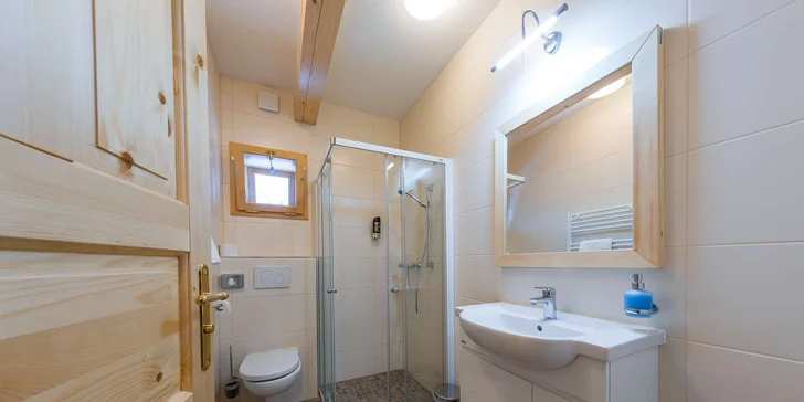 Ke každému apartmánu patří vlastní koupelna se sprchovým koutem a toaletou (na fotce chalupa U Potůčka).