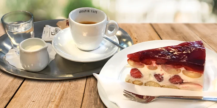 Povznášející posezení: káva, zákusek nebo domácí limonáda v Aviatik café
