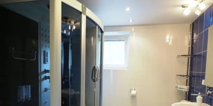 Moderní koupelna apartmánu Elegance...