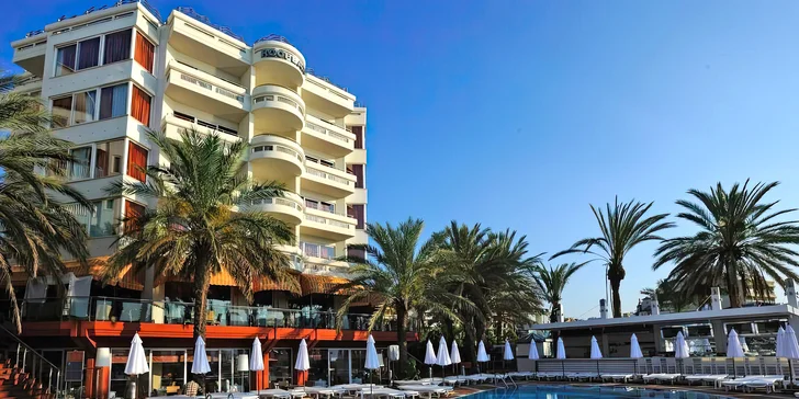 K hotelu patří dva venkovní bazény a dětský bazén. 