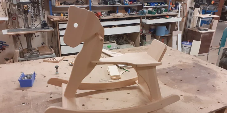 V ceně kurzu je i veškerý materiál pro výrobu vč. materiálů pro povrchovou úpravu. 