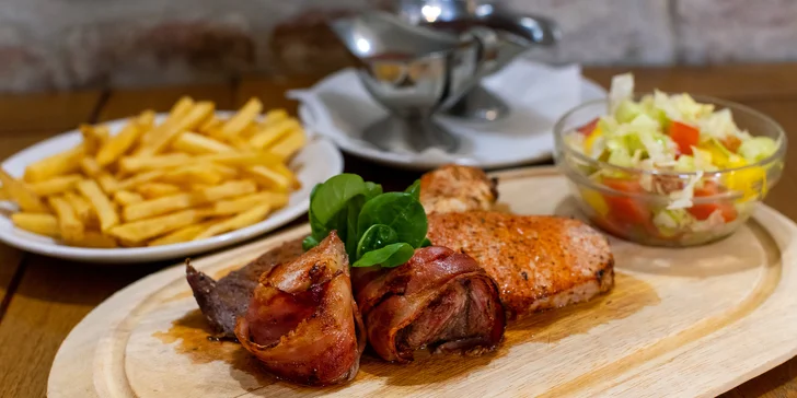 Steakové prkno pro 2–3 osoby: vepřová panenka i kotleta, kuřecí prsa i hovězí flank steak