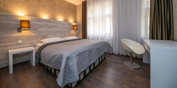 Romantický pobyt u náměstí Republiky: moderní apartmán s oddělenou ložnicí a lahví vína