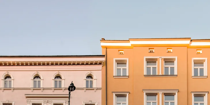 Hotel tvoria dva historické domy z 19. storočia.
