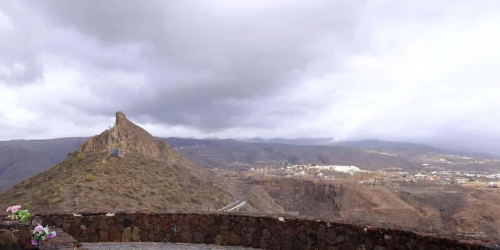 Tenerife je největší z Kanárských ostrovů, známý kvalitními plážemi a přírodními parky.