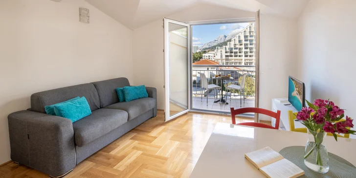 Dovolenka na Makarskej riviére: moderné apartmány s balkónom, len 50 metrov od pláže