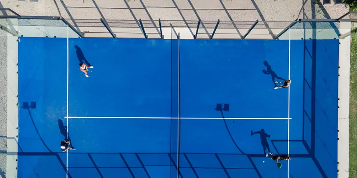 V hoteli si môžete zdarma zahrať tenis alebo požičať bicykel.