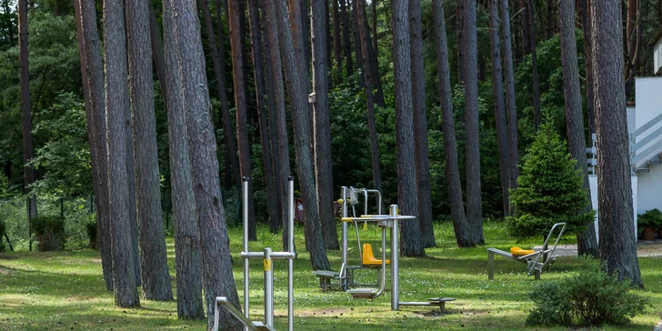 Nájdete tu aj miesto na táboráky, vonkajšiu posilňovňu a multifunkčnú miestnosť s hernou konzolou.