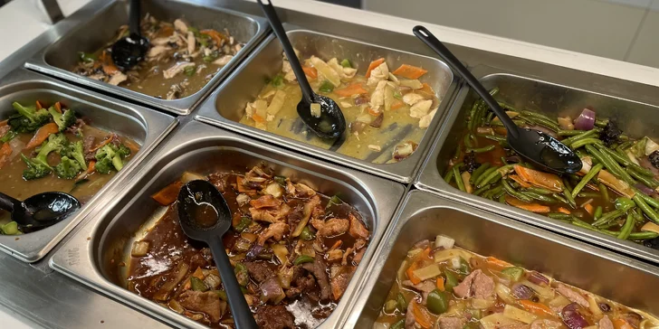 Vybírat můžete z mnoha druhů masa, zeleniny, najdete tu i rýži, smažené nudle, smažené krevety a závitky i spoustu ovoce.