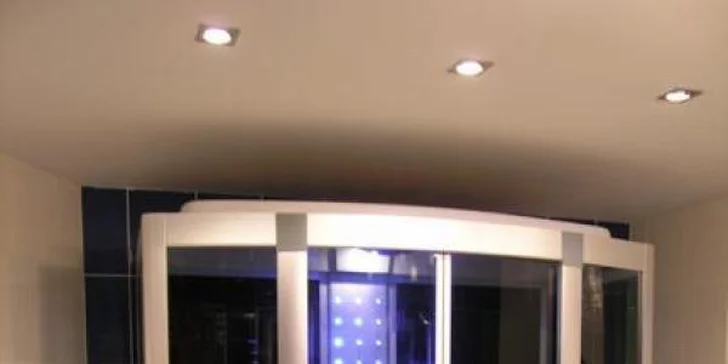 V koupelně je hydromasážní box s vířivou vanou a parní lázní.