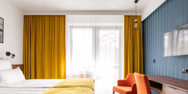  Vybrat si můžete velmi prostorný pokoj Deluxe (40 m²), pokoj Standard s výhledem na hory nebo do zahrady.
