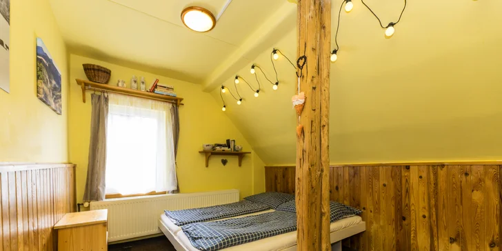 Pokoje jsou jednoduše, ale příjemně zařízené (na fotce dvoulůžkový pokoj). Sociální zařízení je společné na chodbě, rozdělené pro muže a ženy.