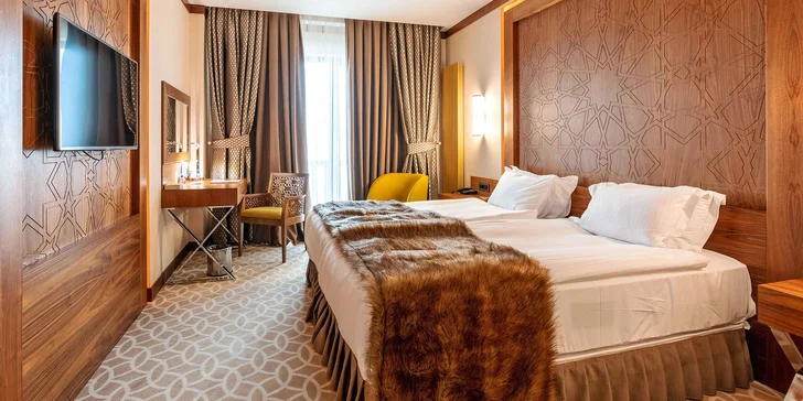Nachystaný pro vás bude stylově zařízený pokoj Deluxe (cca 28 m²). 