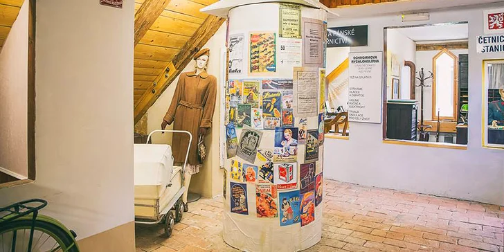 Nahlédnete do kavárny, holičství, četnické stanice, krejčovství i modiství, kde možná uvidíte i ruční výrobu klobouků.