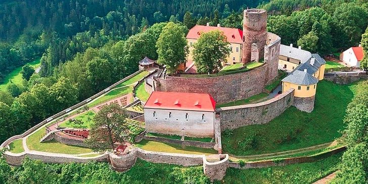 Hrad stojí na kopci nad riekou Křetínka obklopený hustými lesmi.