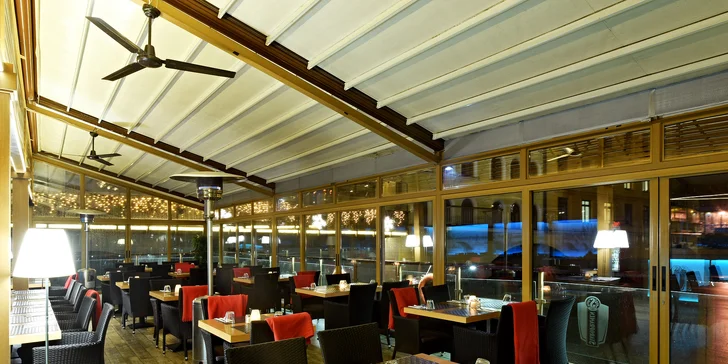 Restaurace je umístěna v zátoce na plovoucím pontonu.