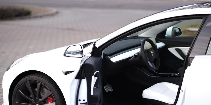 Užijte si jízdu budoucnosti v Tesle Model 3 Performance.