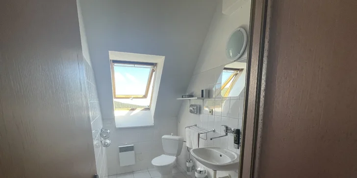 Každý pokoj disponuje vlastní koupelnou se sprchou a WC. 
