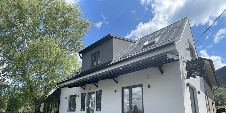Moderní restaurace s atriovou částí je známá široko-daleko.
