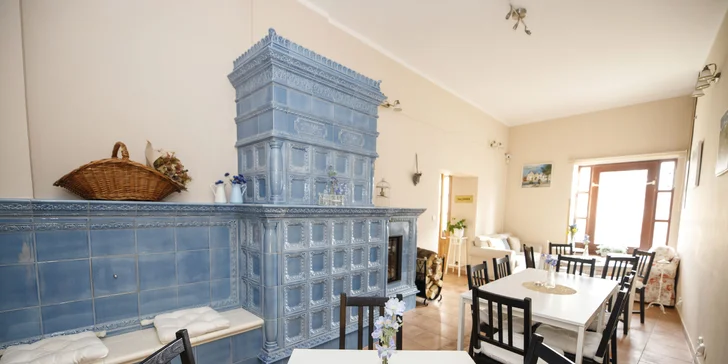 V přízemí hotelu najdete útulný salonek s kachlovými kamny a velkou televizí. 