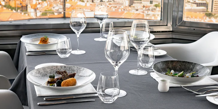 Luxusní 5chodové menu v Žižkovské věži: losos, lanýžové noky, kachní prsa, dezert a koktejl