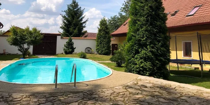 Můžete využít neomezeně přístupný venkovní bazén s lehátky. 