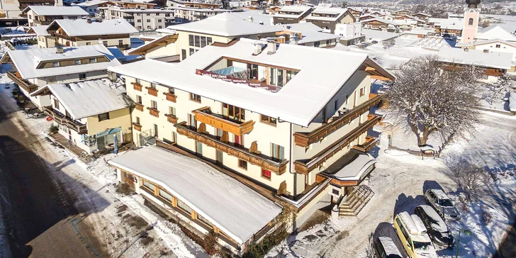 Oblíbená Zillertal Arena je od hotelu vzdálena cca 4 km a ledovec Hintertux asi 30 km. 
