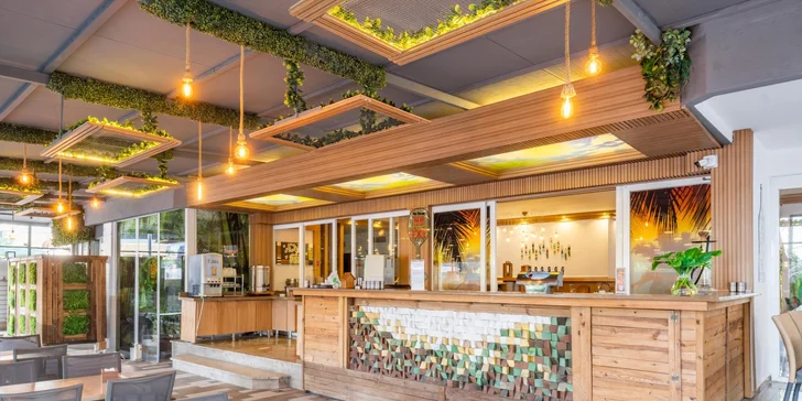 Srdcem hotelu je hlavní restaurace s venkovní terasou a bar u bazénu, kde se v průběhu celého dne podávají vybrané lahůdky.