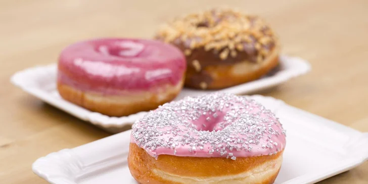 Donut s růžovou polevou rozhodně není jenom pro holky. 
