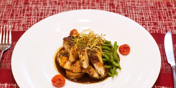 Krůtí steak marinovaný v bylinkách, rozmarýnové brambory, fazolky a demi-glace s červeným vínem.